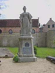 Standbeeld koningin Wilhelmina naast fort Zeelandia