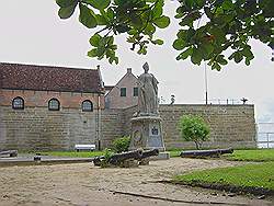 Standbeeld koningin Wilhelmina met het fort op de achtergrond