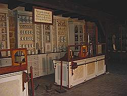 Nagebouwde apotheek in het fort