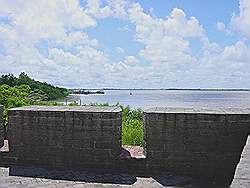 Het fort ligt aan de Suriname rivier