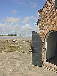 Het fort ligt aan de Suriname rivier