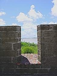 Het fort ligt aan de Suriname rivier