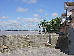 Het fort ligt aan de Suriname rivier