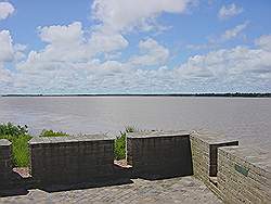 Het fort ligt aan de Suriname rivier