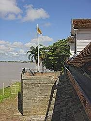 Het fort ligt aan de Suriname rivier