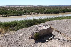 Big Bend National Park - de Rio Grande; de mexicanen varen illegaal over om hun handelswaar neer te leggen. Er staat een busje waar het geld ingedaan kan worden. De mexicanen prijzen hun koopwaar al schreeuwend vanuit Mexico, aan de overkant van de rivier, aan