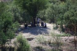 Big Bend National Park - de Rio Grande; de mexicanen varen illegaal over om hun handelswaar neer te leggen. Er staat een busje waar het geld ingedaan kan worden. De mexicanen prijzen hun koopwaar al schreeuwend vanuit Mexico, aan de overkant van de rivier, aan