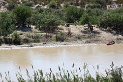 Big Bend National Park - de Rio Grande; de mexicanen varen illegaal over om hun handelswaar neer te leggen. Er staat een busje waar het geld ingedaan kan worden. De mexicanen prijzen hun koopwaar al schreeuwend vanuit Mexico, aan de overkant van de rivier, aan