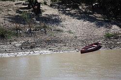 Big Bend National Park - de Rio Grande; de mexicanen varen illegaal over om hun handelswaar neer te leggen. Er staat een busje waar het geld ingedaan kan worden. De mexicanen prijzen hun koopwaar al schreeuwend vanuit Mexico, aan de overkant van de rivier, aan