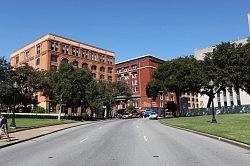 Dallas - Dealey Plaza; de plek waar JFK werd neergeschoten vanaf de 6e etage van het roodbruine gebouw