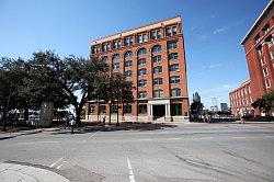 Dallas - Dealey Plaza; JFK werd neergeschoten vanaf de 6e etage van het roodbruine gebouw