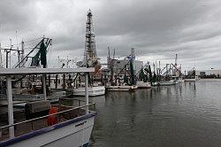 Galveston - moerasland aan de oostkant van het eiland met een olietanker op de achtergrond