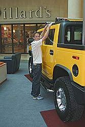 Houston - winkelcentrum in het zuiden van de stad, met de wat normalere winkels en een Hummer in de gang