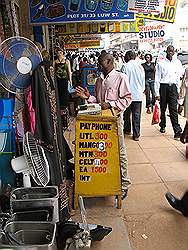 Kampala - de hoofdstad van Uganda; telefoon op een kistje, het alternatief voor een telefooncel