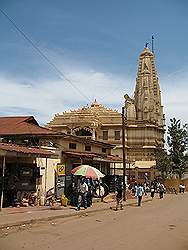 Kampala - de hoofdstad van Uganda; Hindoestaanse tempel