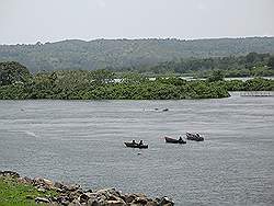 Jinja: source of the nile - de rivier met vissersbootjes