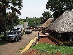 Jinja: source of the nile - terrasjes aan de rivier