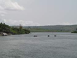 Jinja: source of the nile - de rivier met vissersbootjes