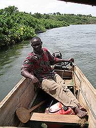 Jinja: source of the nile - boottocht; de 'kapitein' van de boot