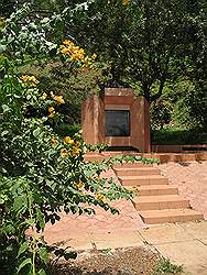 Jinja: source of the nile - gedenksteen ter nagedachtenis dat de as van Mahadma Gandhi hier is uitgestrooid