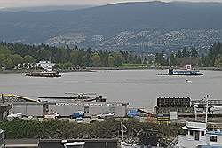 Haven van Vancouver met twee benzinestations op het water