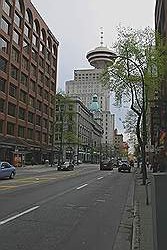 Straat in centrum van Vancouver, met uitkijktoren