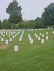 Arlington cemetary - vele witte grafstenen met Arlington House op de achtergrond