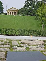 Arlington cemetary - het graf van John F. Kennedy, met het Arlington house op de achtergrond