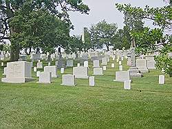 Arlington cemetary - de hoger geplaatste militairen hebben wat grotere gedenktekens en de graven liggen wat hoger op de heuvel