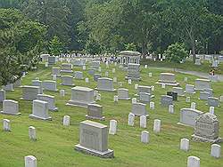 Arlington cemetary - de hoger geplaatste militairen hebben wat grotere gedenktekens en de graven liggen wat hoger op de heuvel