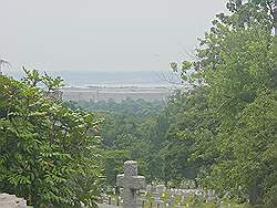 Arlington cemetary - de hoger geplaatste militairen hebben wat grotere gedenktekens en de graven liggen wat hoger op de heuvel met uitzicht op het Pentagon