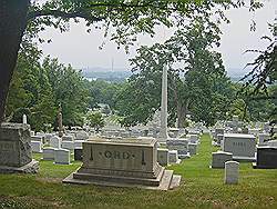 Arlington cemetary - de hoger geplaatste militairen hebben wat grotere gedenktekens en de graven liggen wat hoger op de heuvel