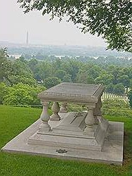 Arlington cemetary - het graf van Majoor Pierre Charles l'Enfant, die in 1909 herbegraven is voor het Arlington House