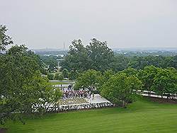 Arlington cemetary - uitzicht bij Arlington House, met het graf van J.F. Kennedy op de voorgrond