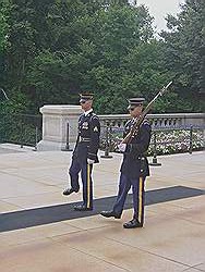 Arlington cemetary - de 'Tomb of the unknown' met een wisseling van de erewacht