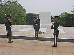 Arlington cemetary - de 'Tomb of the unknown' met een wisseling van de erewacht