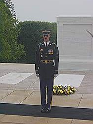 Arlington cemetary - de 'Tomb of the unknown' met een wisseling van de erewacht