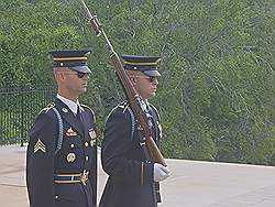 Arlington cemetary - de 'Tomb of the unknown' met een wisseling van de erewacht