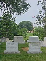 Arlington cemetary - vele witte grafstenen met het Arlington House op de achtergrond