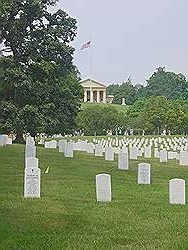 Arlington cemetary - vele witte grafstenen met het Arlington House op de achtergrond