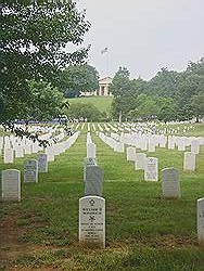 Arlington cemetary - vele witte grafstenen met het Arlington House op de achtergrond