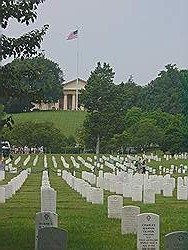 Arlington cemetary - vele witte grafstenen met het Arlington House op de achtergrond