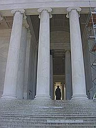 Het Jefferson Memorial - het standbeeld van Jefferson in het midden van het gebouw