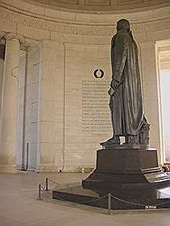 Het Jefferson Memorial - het standbeeld van Jefferson met teksten van Jefferson aan de muur