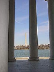 Het Jefferson Memorial - uitzicht over de Tidal basin met het Washington monument in de verte