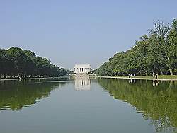 Het Lincoln Memorial - gezien vanaf het World War 2 memorial over de spiegelvijver