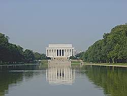Het Lincoln Memorial - gezien vanaf het World War 2 memorial over de spiegelvijver