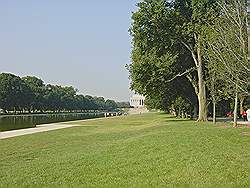 Het Lincoln Memorial - gezien vanaf het World War 2 memorial over de spiegelvijver