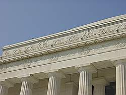 Het Lincoln Memorial - pilaren met de namen van de staten erboven