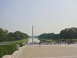 Het Lincoln Memorial - uitzicht over de spiegelvijver met het Washington monument op de achtergrond